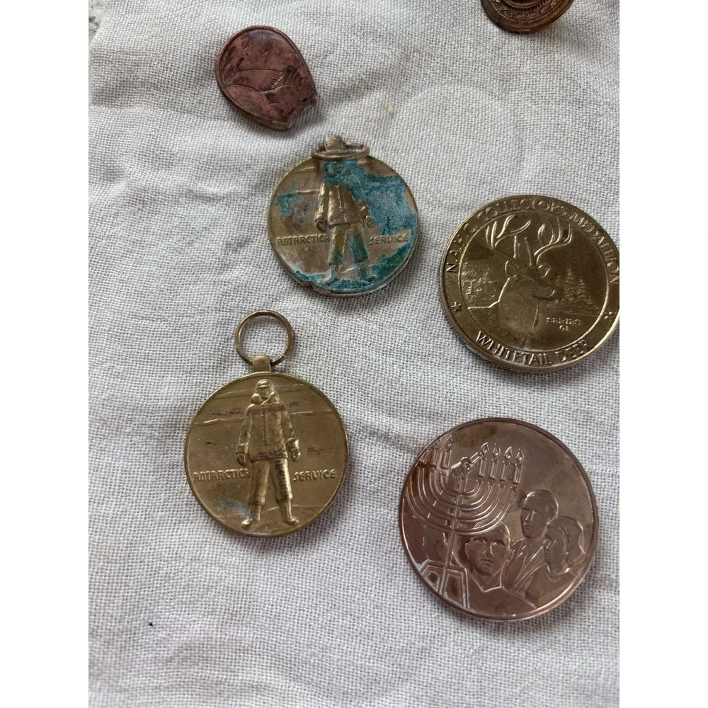 Miscellaneous‎ Brass, Copper Commemorative Coins, Assemble A Button. 3743